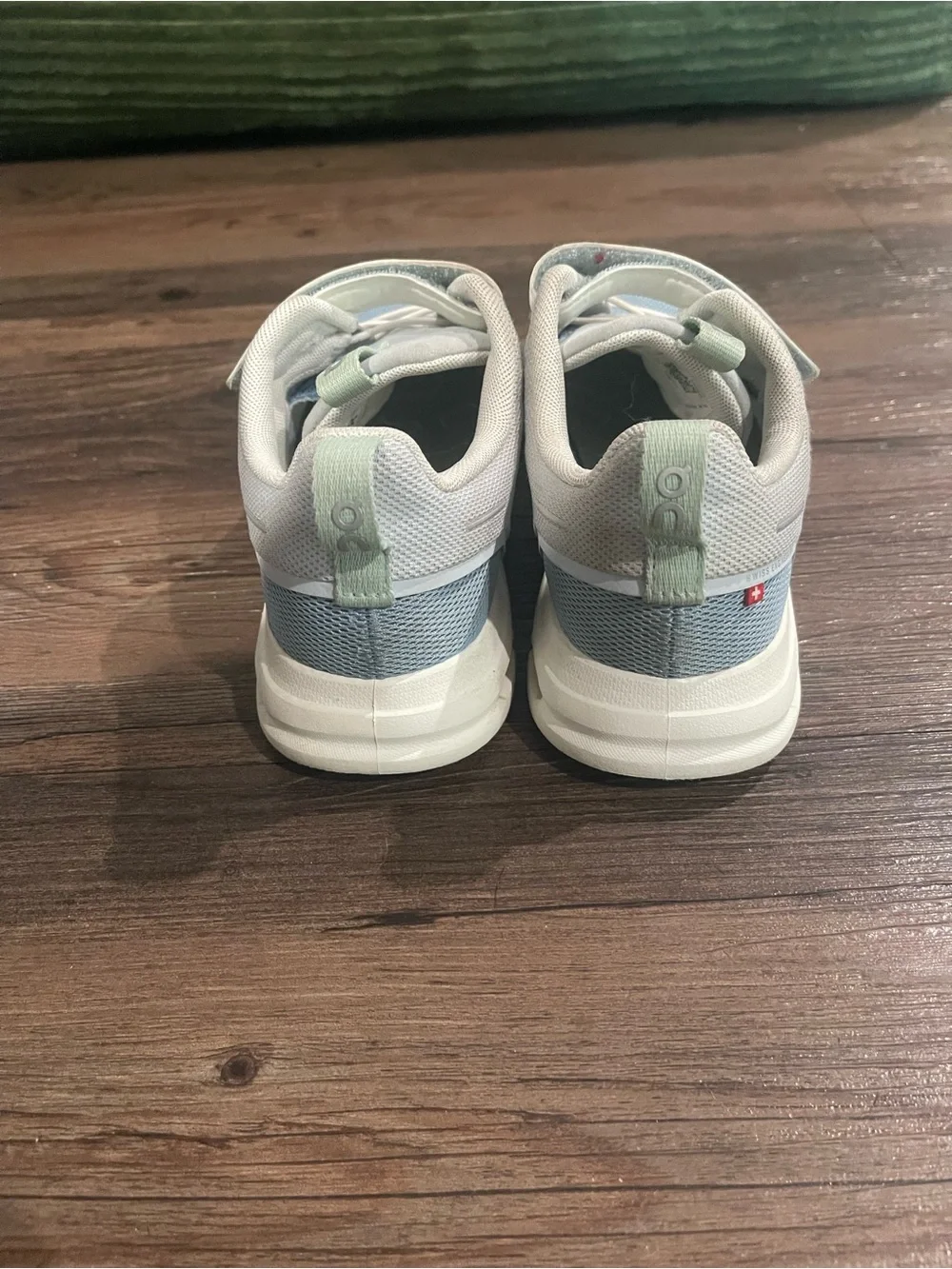 On kids Cloud sneakers light blue/ white size 3